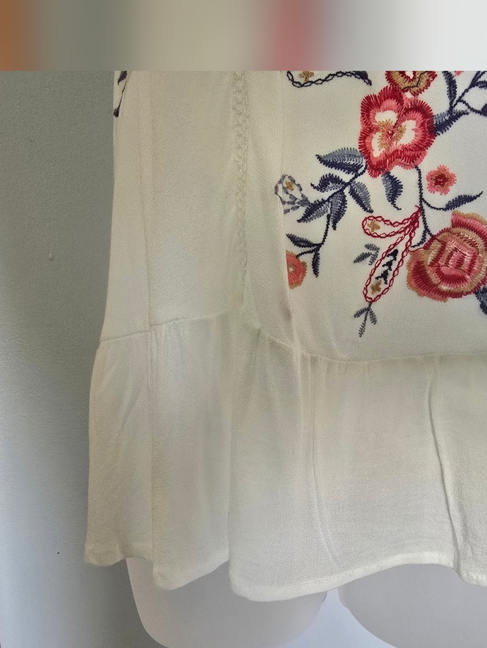 NWOT Xhilaration white sleeveless Embroidered Floral Tank Top Womens Size Medium - Picture 9 of 12